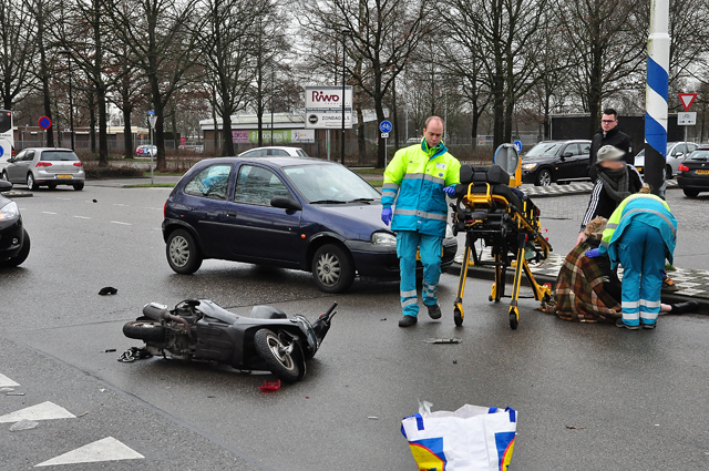 Vrouw naar het ziekenhuis na aanrijding op kruising in Waalwijk
