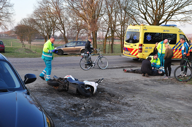 Scooterrijder klapt op auto en raakt gewond in Waalwijk
