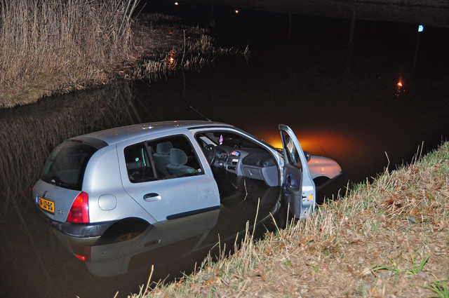 Auto belandt in sloot in Waalwijk; hondje zwemt naar de kant