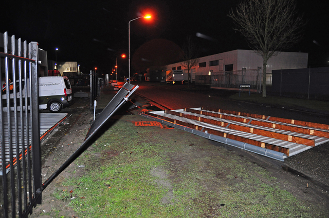 Twee stukken dak vliegen als papier door de lucht aan de Zijlweg Waalwijk