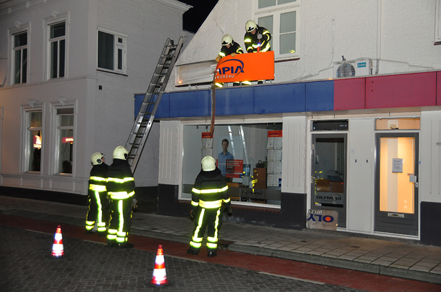 Stormschade bij Olympia uitzendbureau aan de Grotestraat Waalwijk