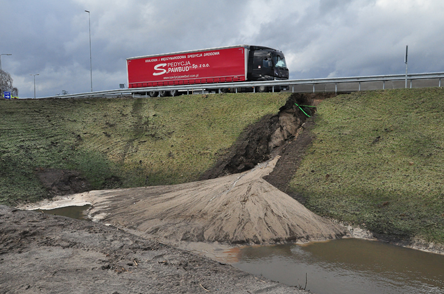 UPDATE: Regen slaat groot gat in talud onder brug A59 Waalwijk-Oost