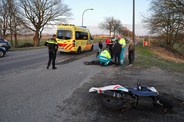 Scooterrijder klapt op auto en raakt gewond in Waalwijk