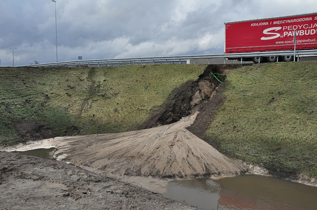 UPDATE: Regen slaat groot gat in talud onder brug A59 Waalwijk-Oost