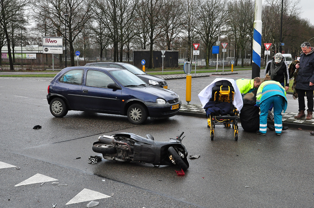Vrouw naar het ziekenhuis na aanrijding op kruising in Waalwijk