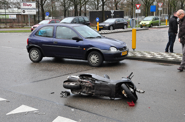 Vrouw naar het ziekenhuis na aanrijding op kruising in Waalwijk