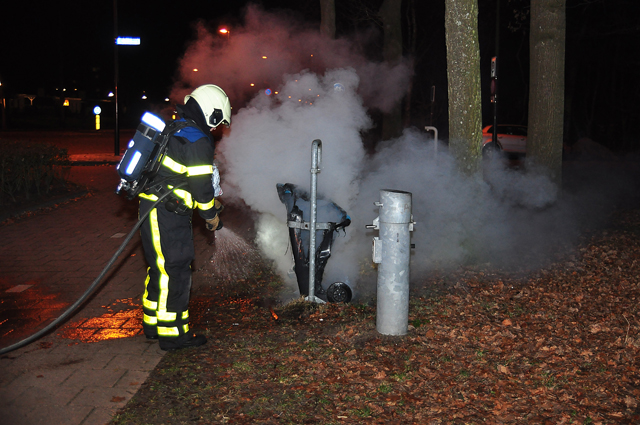 Afvalbak in brand bij Lido Waalwijk