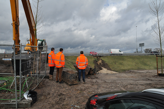 UPDATE: Regen slaat groot gat in talud onder brug A59 Waalwijk-Oost