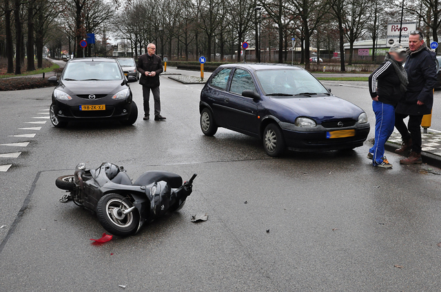 Vrouw naar het ziekenhuis na aanrijding op kruising in Waalwijk