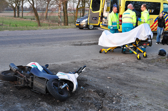 Scooterrijder klapt op auto en raakt gewond in Waalwijk