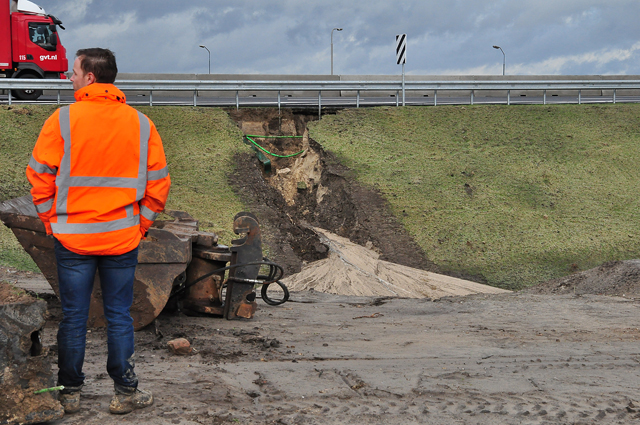 UPDATE: Regen slaat groot gat in talud onder brug A59 Waalwijk-Oost