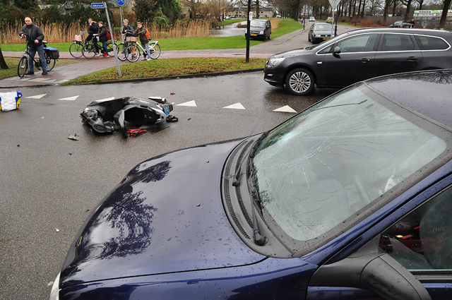 Vrouw naar het ziekenhuis na aanrijding op kruising in Waalwijk