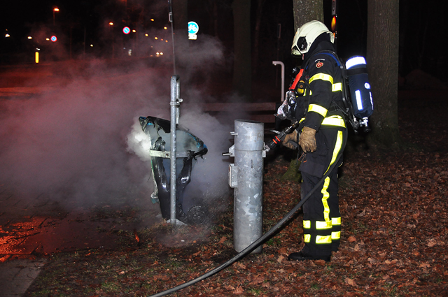 Afvalbak in brand bij Lido Waalwijk