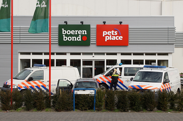 Zwaargewonde en arrestatie bij vechtpartij in Boerenbond in Waalwijk