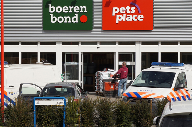 Zwaargewonde en arrestatie bij vechtpartij in Boerenbond in Waalwijk
