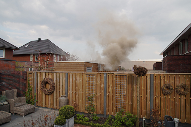Veel rook bij schuurbrand Calèche Waalwijk