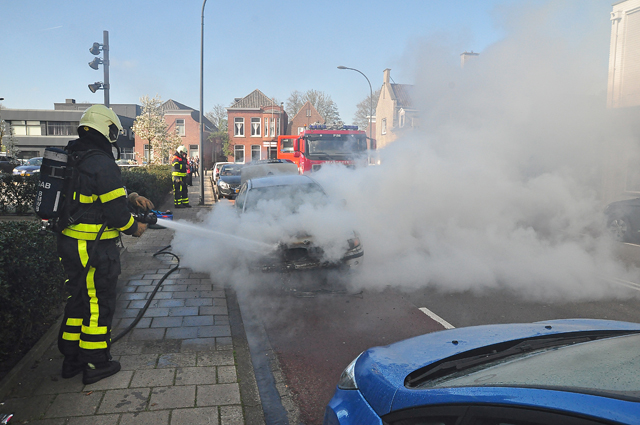 Auto vliegt spontaan in brand tijdens rit in Waalwijk