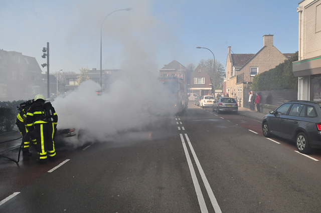 Auto vliegt spontaan in brand tijdens rit in Waalwijk