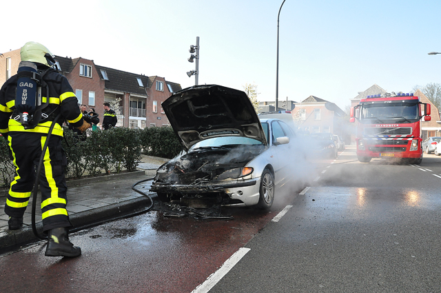 Auto vliegt spontaan in brand tijdens rit in Waalwijk