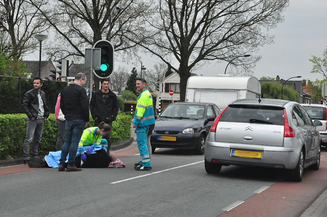 Fietser raakt gewond bij aanrijding met auto in Putstraat Waalwijk