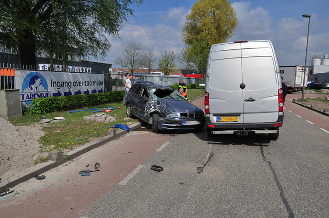 Twee gewonden bij zwaar ongeluk op Industrieweg Waalwijk