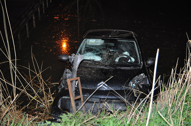 Dronken bestuurster rijdt met auto in de sloot aan de Valkenvoortweg Waalwijk
