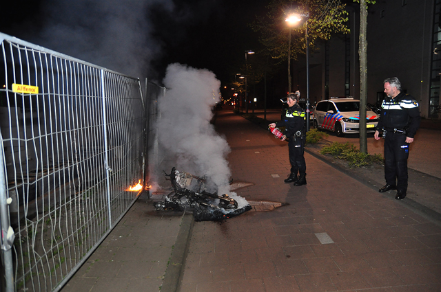 Gestolen scooter gaat in vlammen op aan de Wilhelminastraat Waalwijk