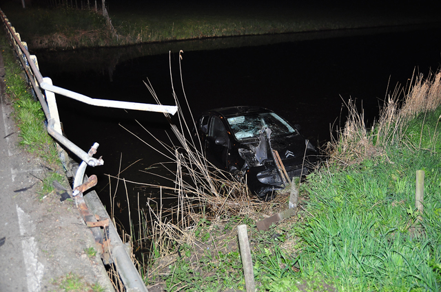 Dronken bestuurster rijdt met auto in de sloot aan de Valkenvoortweg Waalwijk