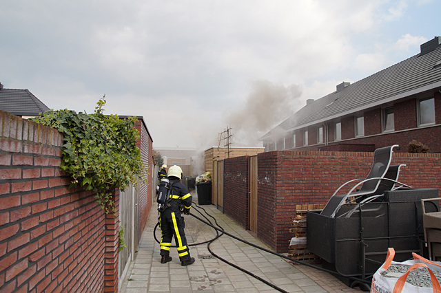 Veel rook bij schuurbrand Calèche Waalwijk
