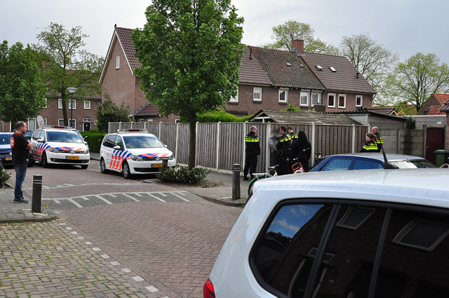 Man gooit inboedel in voortuin aan de Pater van den Elzenstraat Waalwijk