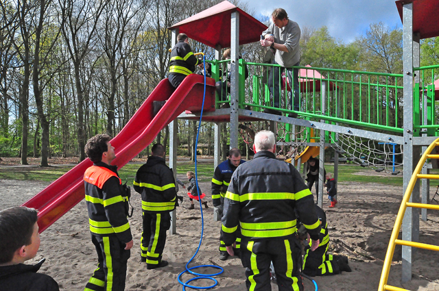 Jongetje zit halfuur vast in speeltoestel in Waalwijk: brandweer komt in actie
