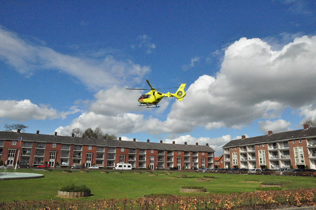 Traumahelikopter landt in woonwijk Waalwijk: kind met spoed naar ziekenhuis