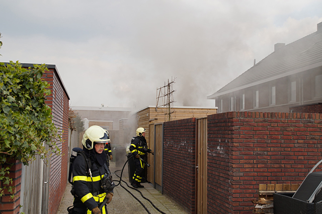 Veel rook bij schuurbrand Calèche Waalwijk