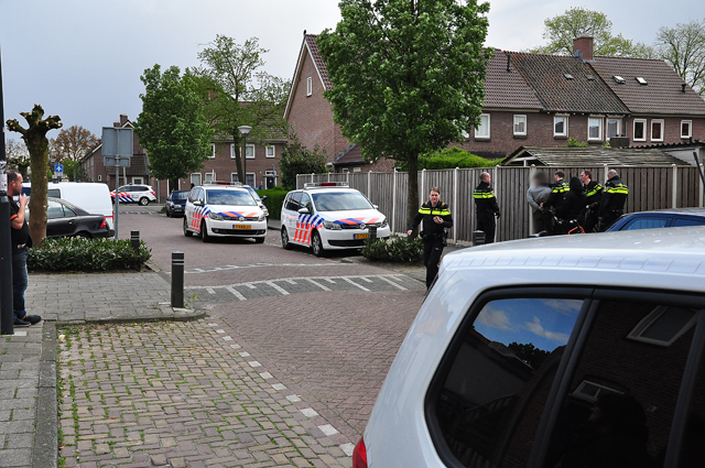 Man gooit inboedel in voortuin aan de Pater van den Elzenstraat Waalwijk