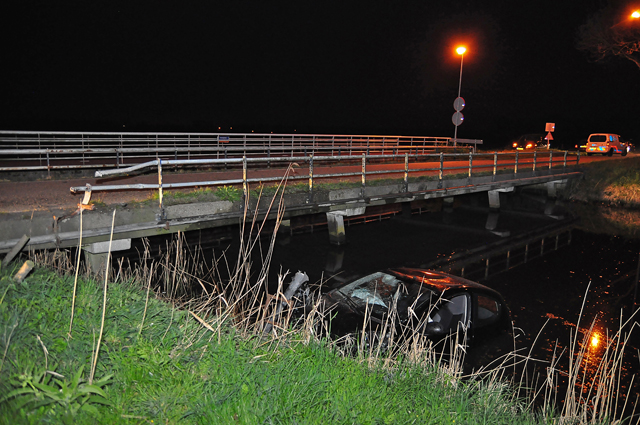 Dronken bestuurster rijdt met auto in de sloot aan de Valkenvoortweg Waalwijk