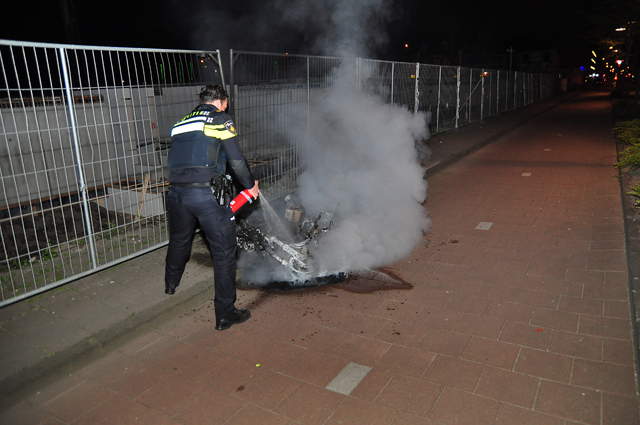 Gestolen scooter gaat in vlammen op aan de Wilhelminastraat Waalwijk