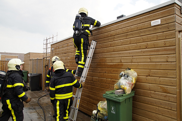 Veel rook bij schuurbrand Calèche Waalwijk