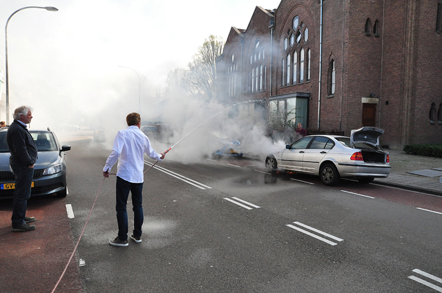 Auto vliegt spontaan in brand tijdens rit in Waalwijk