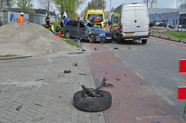 Twee gewonden bij zwaar ongeluk op Industrieweg Waalwijk