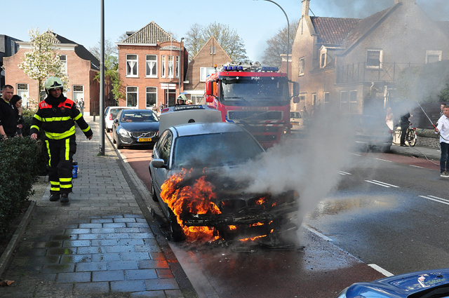 Auto vliegt spontaan in brand tijdens rit in Waalwijk