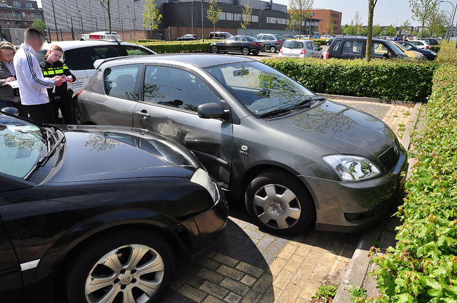 Vrouw ramt geparkeerde auto en vlucht weg met kind aan De Gaard Waalwijk
