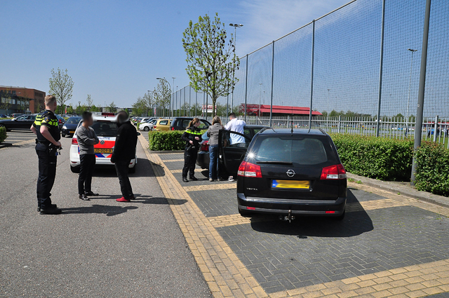 Vrouw ramt geparkeerde auto en vlucht weg met kind aan De Gaard Waalwijk