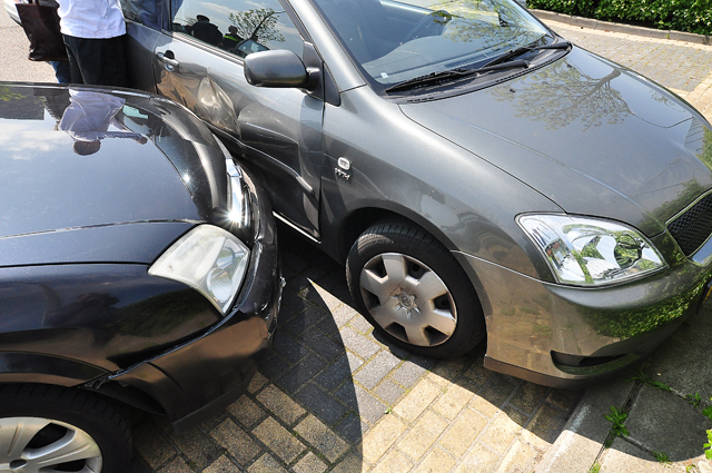 Vrouw ramt geparkeerde auto en vlucht weg met kind aan De Gaard Waalwijk