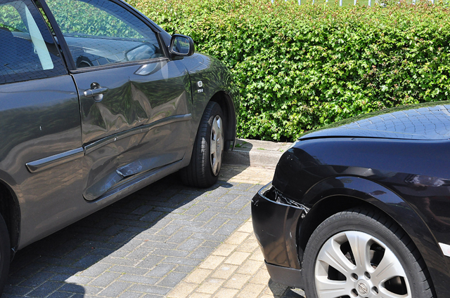 Vrouw ramt geparkeerde auto en vlucht weg met kind aan De Gaard Waalwijk