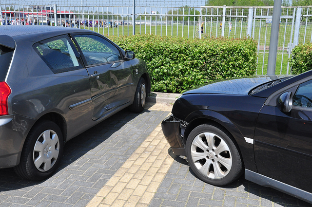 Vrouw ramt geparkeerde auto en vlucht weg met kind aan De Gaard Waalwijk
