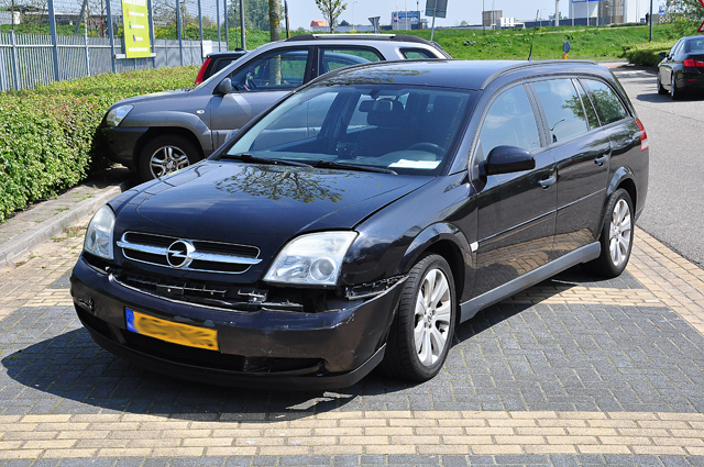 Vrouw ramt geparkeerde auto en vlucht weg met kind aan De Gaard Waalwijk