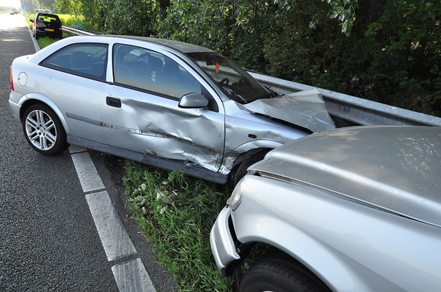 Ongeluk tussen twee auto's op A59 bij Waalwijk; 1 persoon gewond