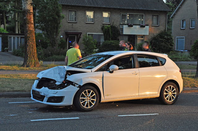 Schade en lichtgewonde bij botsing met pas gekochte auto in Waalwijk
