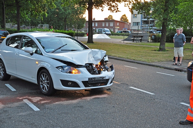 Schade en lichtgewonde bij botsing met pas gekochte auto in Waalwijk