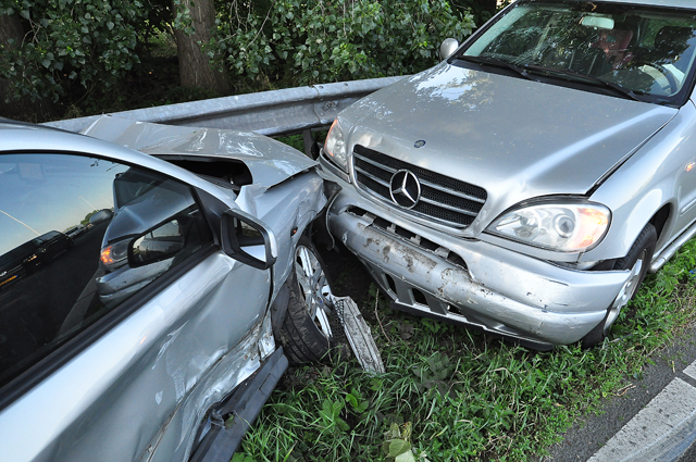 Ongeluk tussen twee auto's op A59 bij Waalwijk; 1 persoon gewond